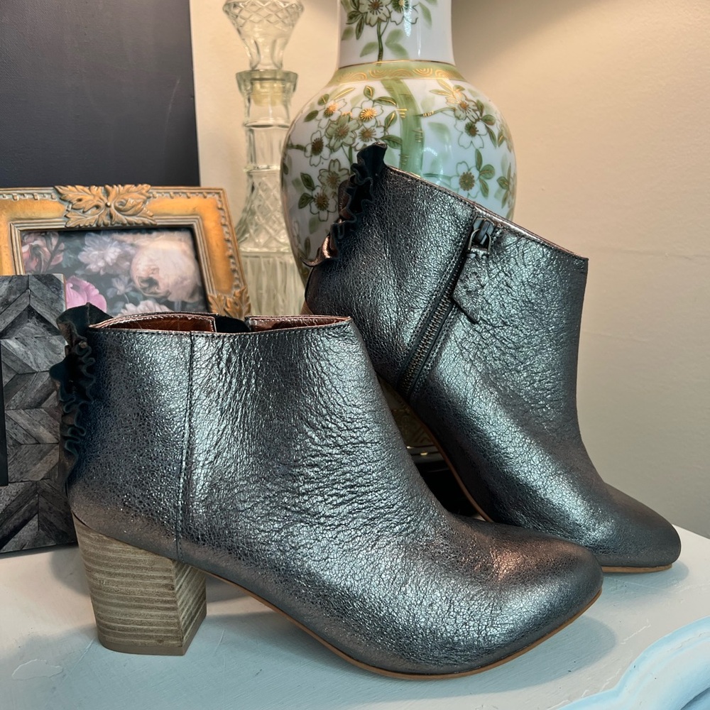 Miss Albright Anthropologie Keely silver metallic ankle back ruffle booties